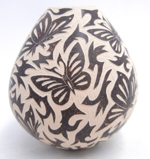 Mata Ortiz handmade, etched and painted small butterfly pattern jar by Lupe Rodriguez