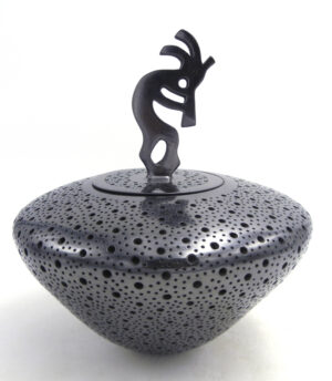 Mata Ortiz polished black dotted jar with kokopelli lid by Mariano Quezada