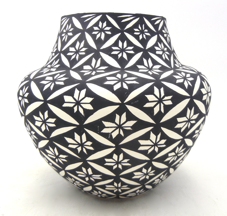 Acoma handmade and hand painted black and white floral design jar by Mary and Manuel Stevens